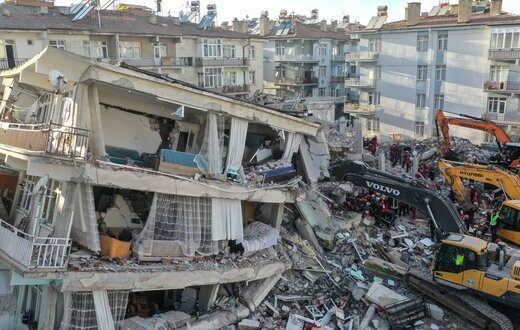 لحظه فرو ریختن یک ساختمان بر اثر زلزله در ازمیر + فیلم