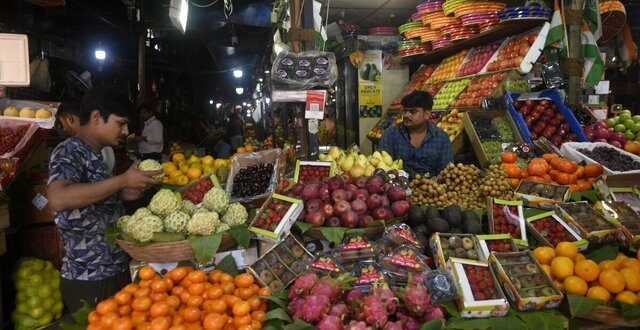 افزایش قیمت موادغذایی در هند به پیاز و گوجه رسید