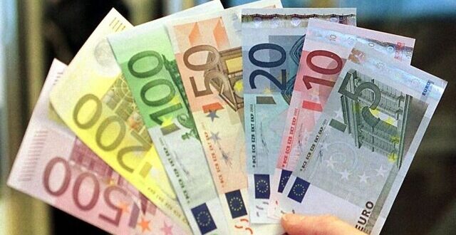 سقوط یورو در برابر دلار