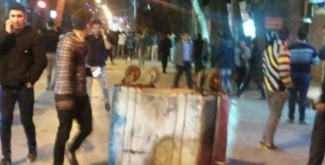 فارس: با تلاش شبکه اطلاعاتی بسیج، گروه ۷ نفره توزیع شب نامه در قزوین بازداشت شدند
