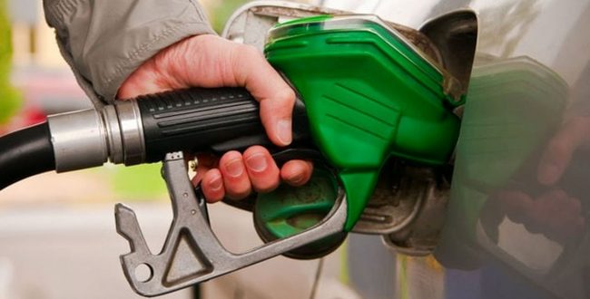 یک مدیر اسبق نفتی: کفگیر بنزین به ته دیگ خورده/ با وضع تورم فعلی، شاید با نرخ ۱۰ هزار تومان هم برای بنزین کم باشد/ یکی از راه‌ها این است که روزی ۱.۵ لیتر به هر خودرو بدهند؛ سهمیه آزاد را هم حذف کنند