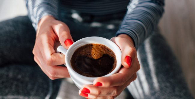 چرا قهوه باعث کار کردن شکم می‌شود؟